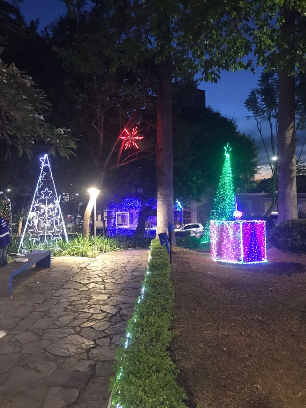 Iluminação do Natal Conquista de Luz na Praça Tancredo Neves será inaugurada hoje, com apresentação de Terno de Reis