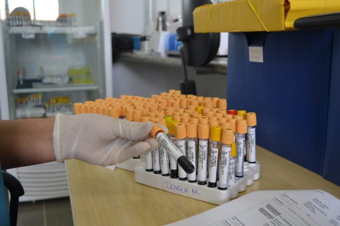 Cresce número de casos suspeitos e Laboratório Central de Vitória da Conquista triplica testes de dengue